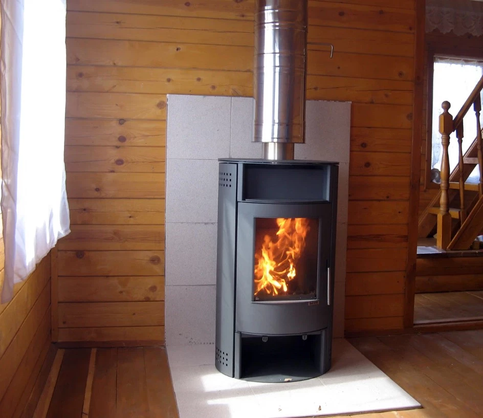 ustanovka-pechi-kamina-v-dome.jpg